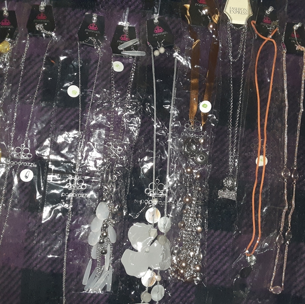 Paparazzi necklace/earring sets. - Picture 4 of 6